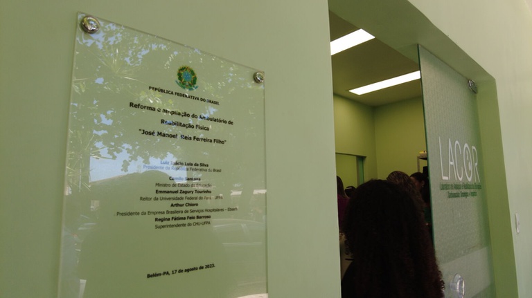 Entrada e placa do Ambulatório de Reabilitação Física do HUJBB-UFPA