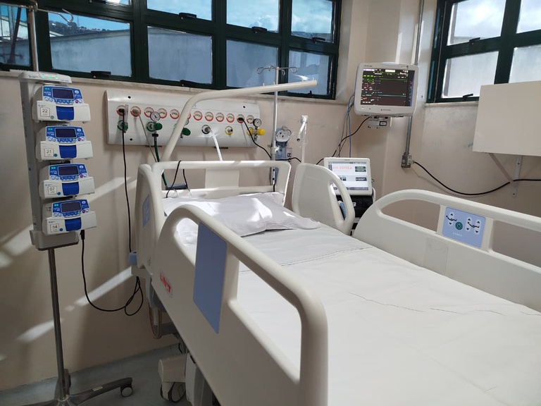 Foram investidos R$ 576.899,00 em equipamentos para a UTI, sendo R$ 314.100,00 em nove camas hospitalares e R$ 262.799,00 em onze monitores. Foto: Comunicação HU-UFJF/Ebserh