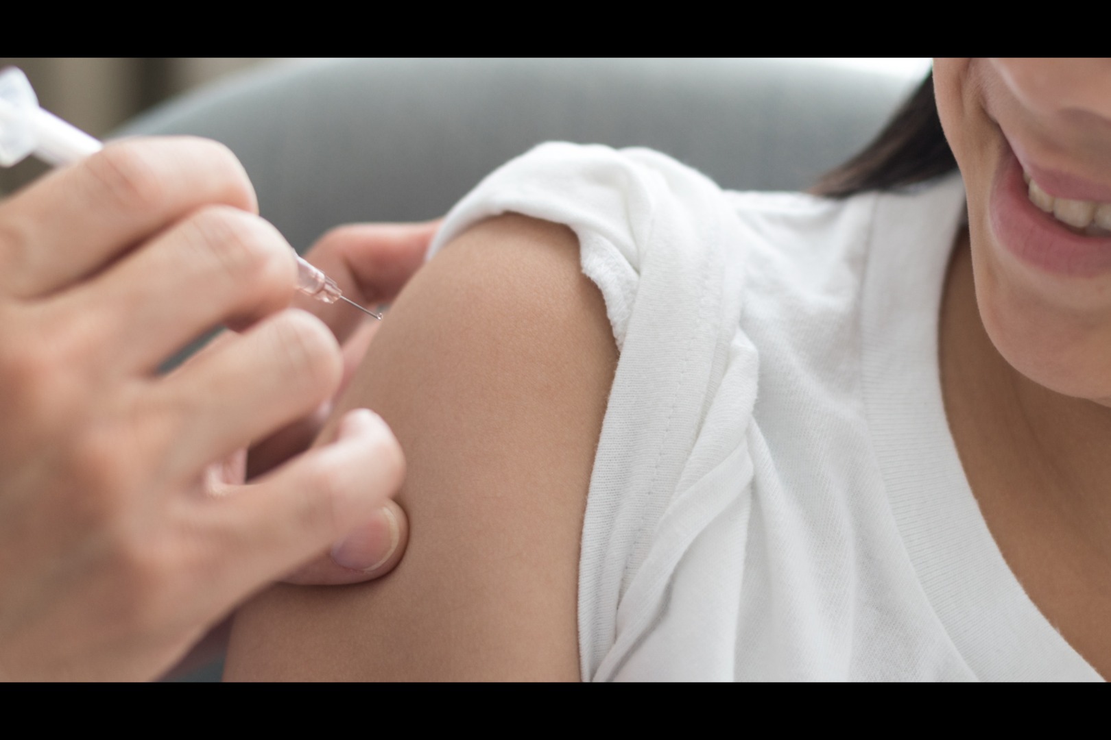 Entre o público-alvo da vacina estão meninas e meninos de 9-14 anos com esquema de duas doses (0-6 meses)