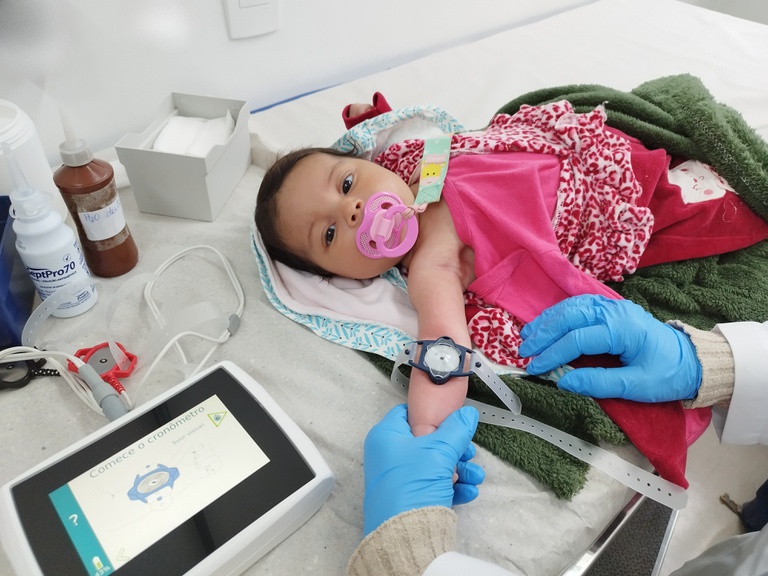 A bebê Esther Pinheiro, de 2 meses, veio com os pais da cidade de Careaçu, sul de Minas, para fazer o exame no HU-UFJF. Foto: UCR 24 