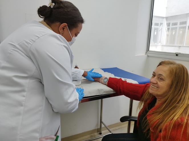 A dona Maria de Lourdes Oliveira realizou o teste do suor aos 66 anos, mostrando que nunca é tarde para buscar o diagnóstico. Foto: UCR 24 