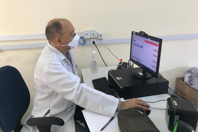 Ambulatório entra em contato via whatsapp e passa o link de acesso para a sala de consulta virtual, onde o médico já está aguardando