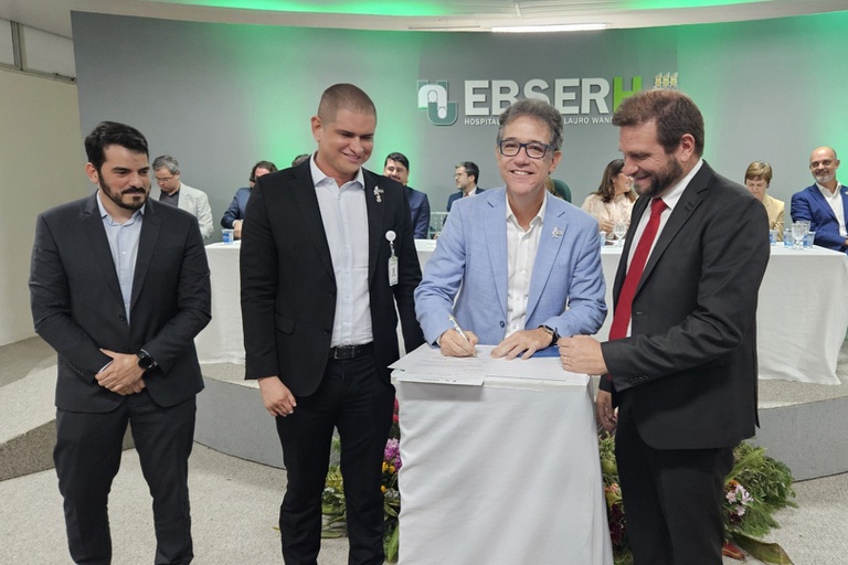 28112025 HULW-UFPBEbserh comemora 45 anos com inauguração da nova fachada (2).jpg