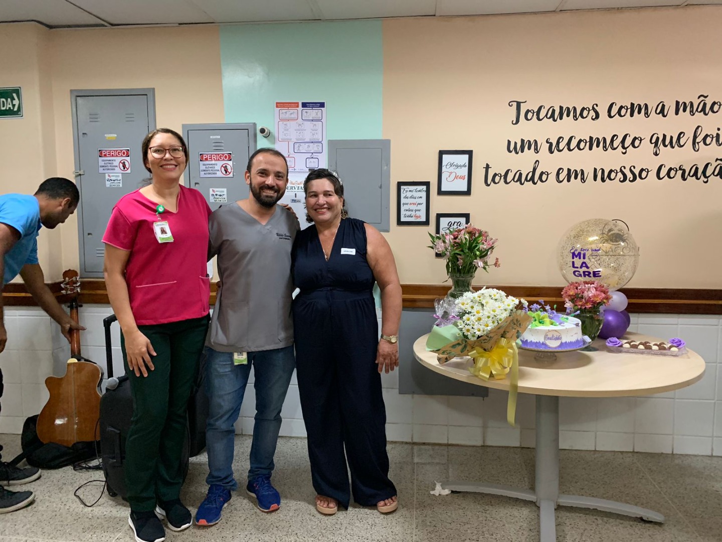 A paciente Adriana (direita) no dia da celebração pela regressão da metástase do câncer.