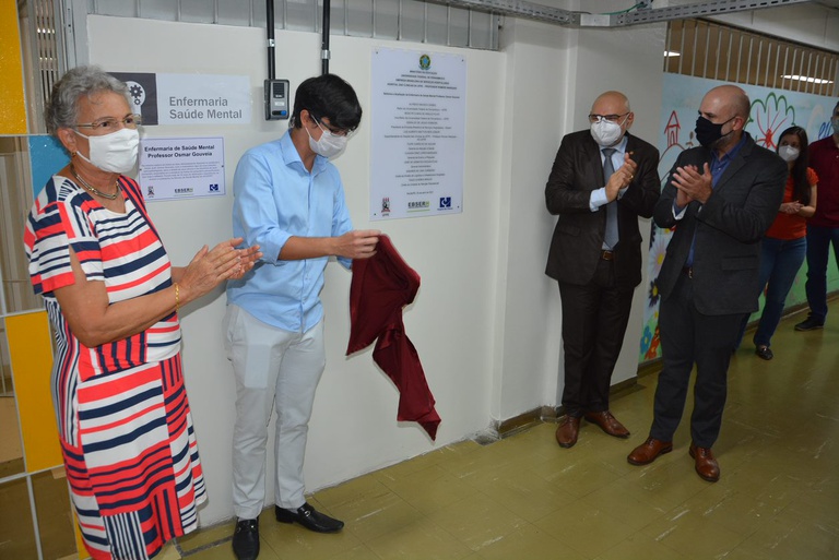 Foram realizados serviços de pintura, substituição das instalações elétricas e hidráulicas, substituição do revestimento dos banheiros, recuperação do piso, substituição de todas as portas e de todas as luminárias, entre outros