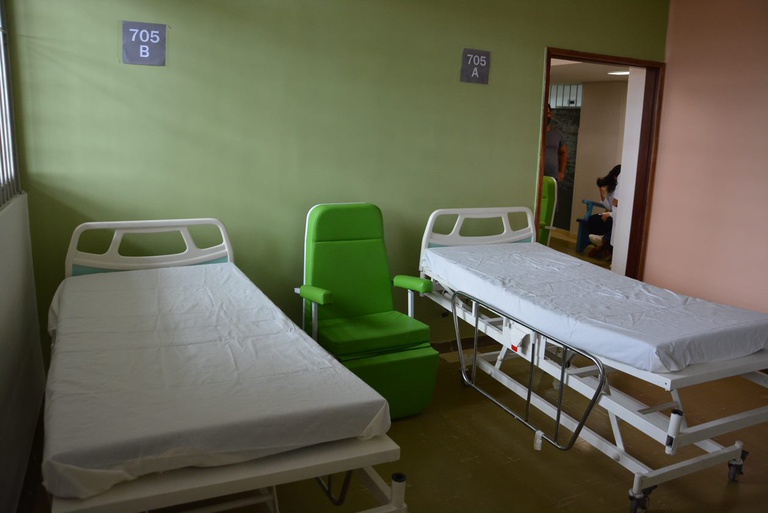 Foram realizados serviços de pintura, substituição das instalações elétricas e hidráulicas, substituição do revestimento dos banheiros, recuperação do piso, substituição de todas as portas e de todas as luminárias, entre outros