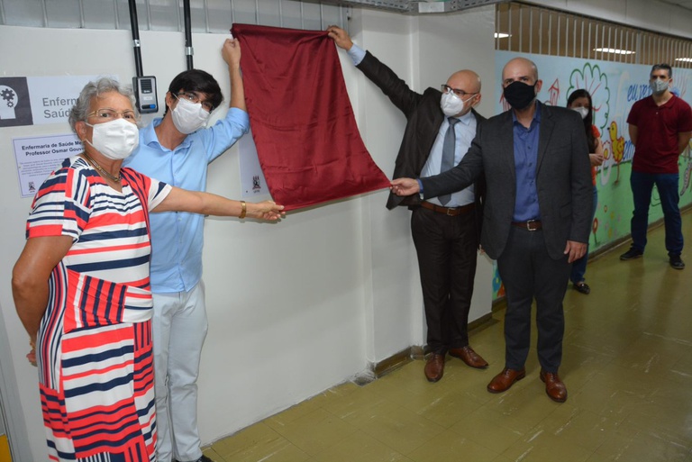 Foram realizados serviços de pintura, substituição das instalações elétricas e hidráulicas, substituição do revestimento dos banheiros, recuperação do piso, substituição de todas as portas e de todas as luminárias, entre outros