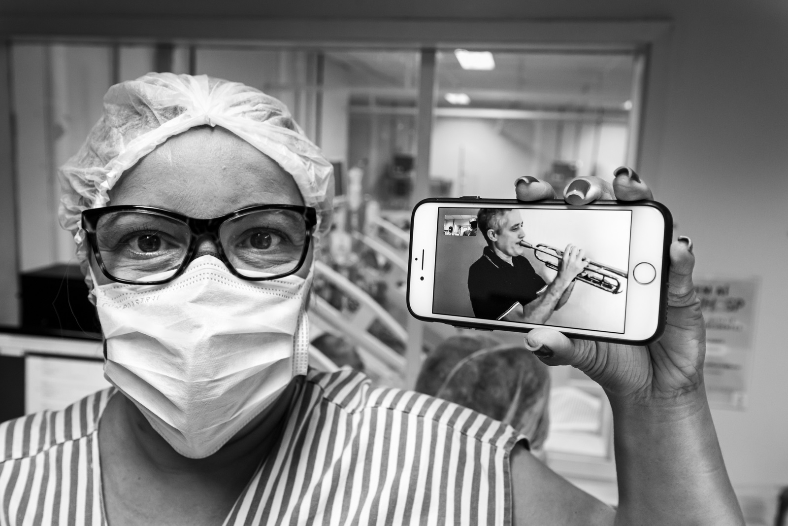 Chamada de vídeo com o auxiliar de enfermagem, Silvio Ribeiro, tocando trompete depois de vencer a Covid-19 - Foto: Ary Bassous