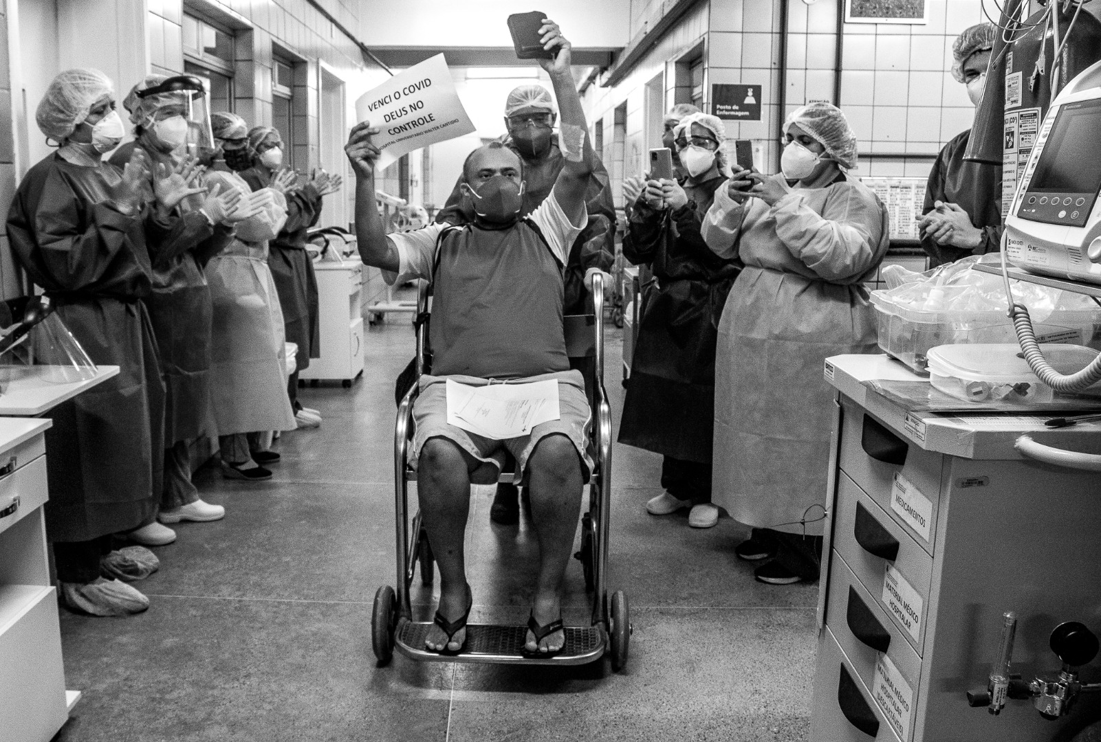 Alta hospitalar na Enfermaria Covid. O momento da ALTA é um ritual de celebração. Assistir e registrar esse momento é o que faz todo o nosso esforço valer a pena! Palavras do paciente: “Quero agradecer, primeiro, a Deus e, segundo, a todos vocês aqui, dos serviços gerais até a administração. Aqui eu encontrei seres humanos. Aqui eu encontrei caridade, honestidade no que se faz. Vocês não estão aqui à toa. Deus vai fazer dez vezes mais na vida de vocês” - Foto: Marília Quinderé