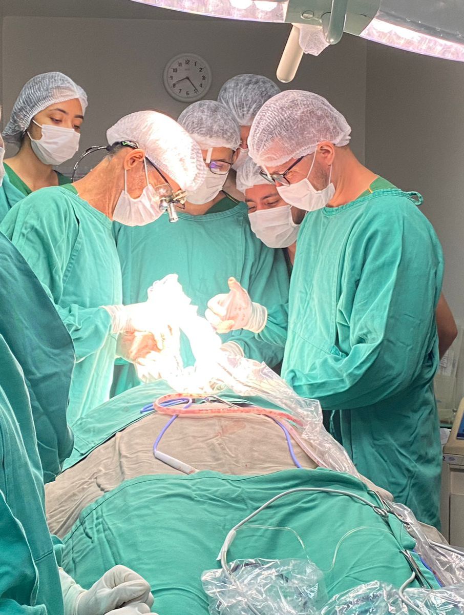 Equipe da Buco-maxilo-facial do HU-UFMA realiza atendimento à paciente com trauma de face.