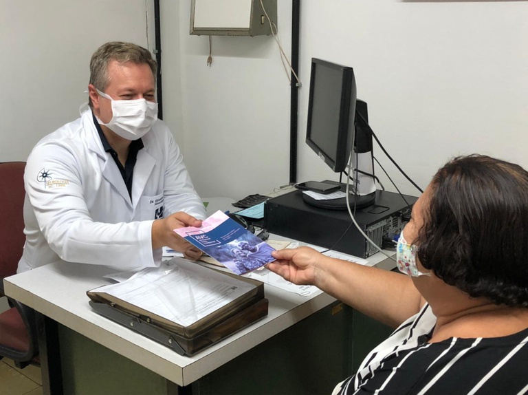 Manual está sendo entregue a paciente e familiares do ambulatório, mas também está disponível gratuitamente na versão digital