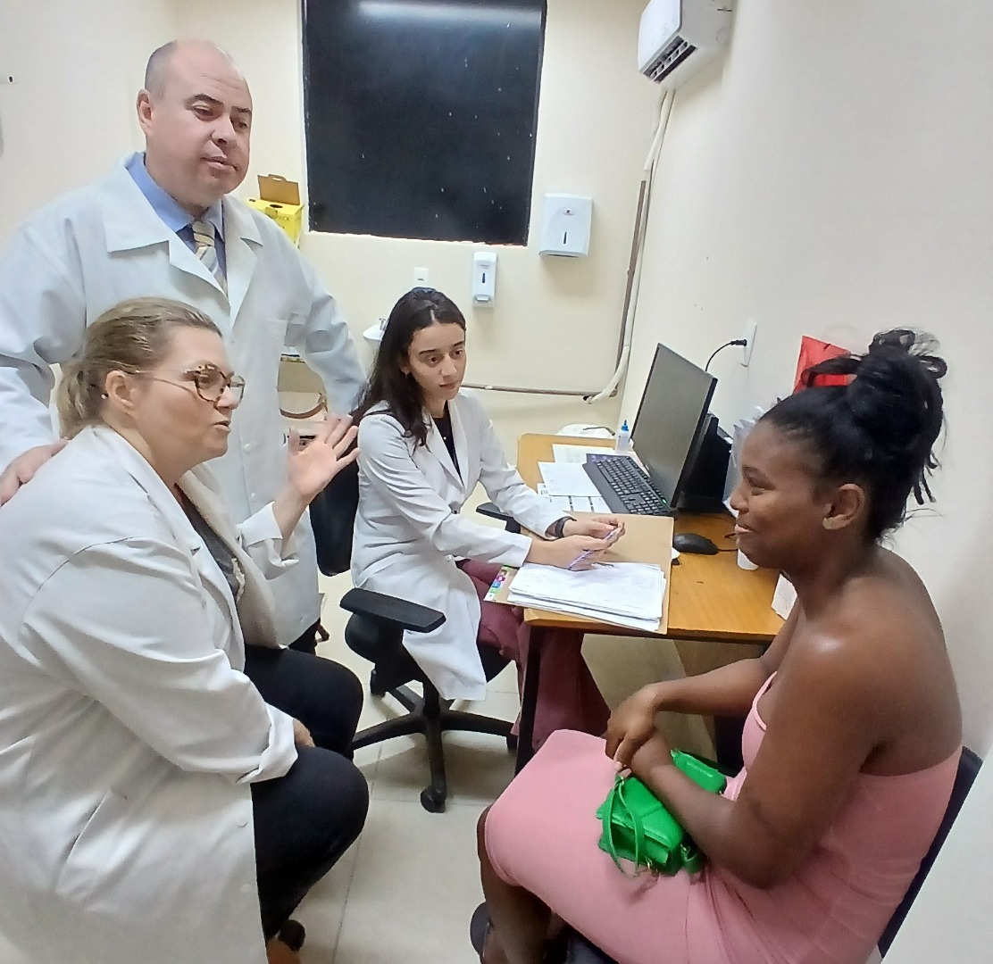 Eduarda Oliveira em consulta com a equipe do ambulatório de Mola, coordenado por Antônio Braga, referência mundial no assunto