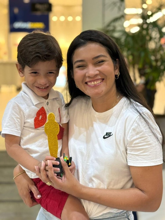 Jakeline Rocha, de 34 anos, descobriu a condição durante uma ultrassonografia de rotina, e, graças ao uso da técnica, teve dois bebês salvos.