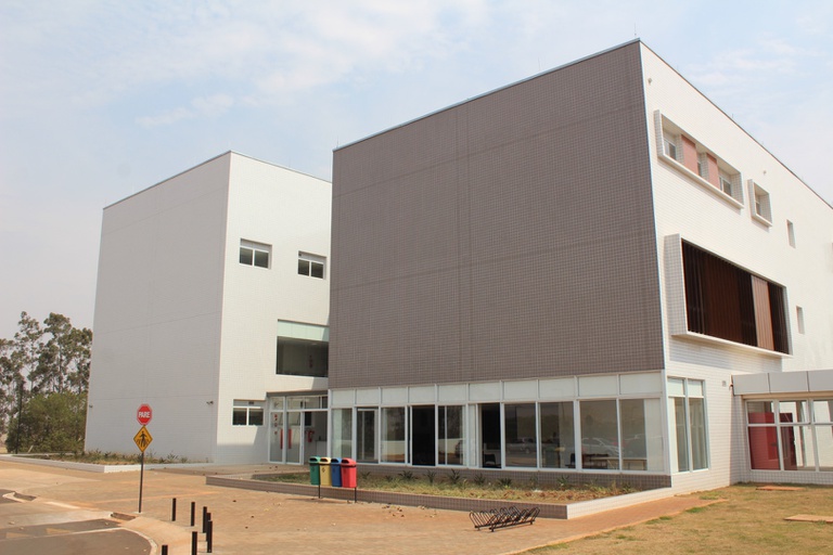 Com a nova unidade, o HU-UFGD irá reestruturar o atendimento da unidade na linha materno-infantil em uma infraestrutura moderna que ofereça maior conforto e segurança aos usuários, colaboradores, alunos e professores