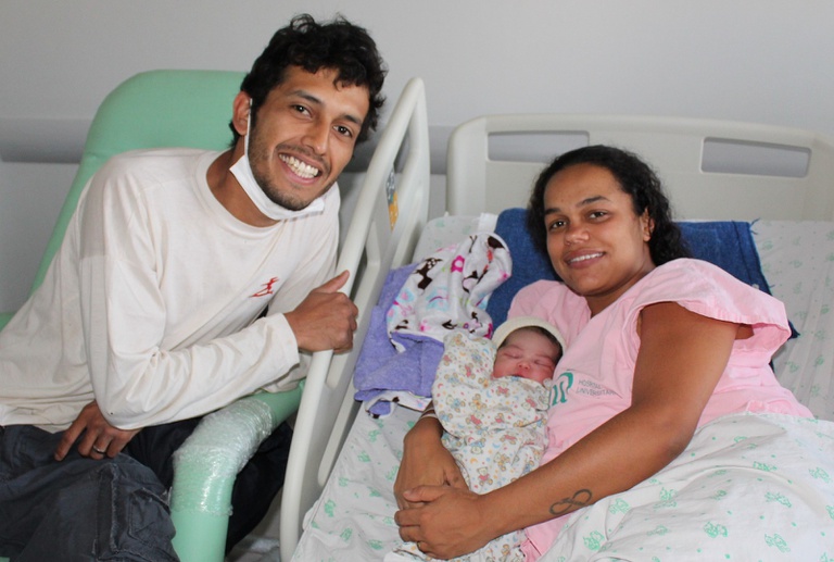 Lucas e Fabiana com a filha Dhaffiny, primeira criança a nascer no prédio da UMC