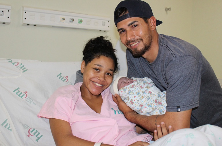 Tatiane e Jeferson com a filha Lívia, o primeiro bebê a nascer no CPN do HU-UFGD