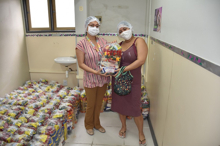 Cada cesta básica é composta por 10 itens alimentícios de necessidade básica e foi arrecadada pelos próprios funcionários