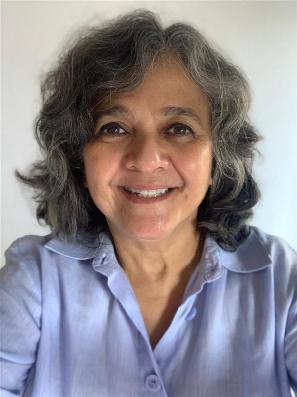 Lena Vânia Carneiro Peres. 