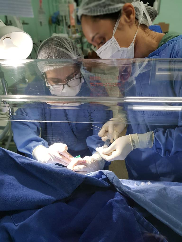 Bárbara (à direita) trabalha na UTI neonatal do HC-UFG há 7 anos 