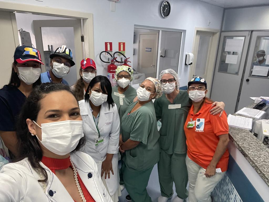 A veterana Elisa Ribeiro (de laranja) atua na Unidade de Gestão de Riscos Assistenciais da MCO-UFBA 