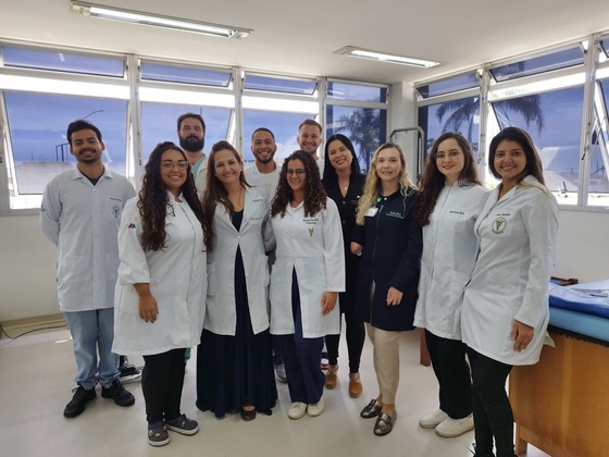 Profissionais de fisioterapia e terapia ocupacional, professores e acadêmicos envolvidos no trabalho garante eficácia do tratamento. Foto: UCR 24.