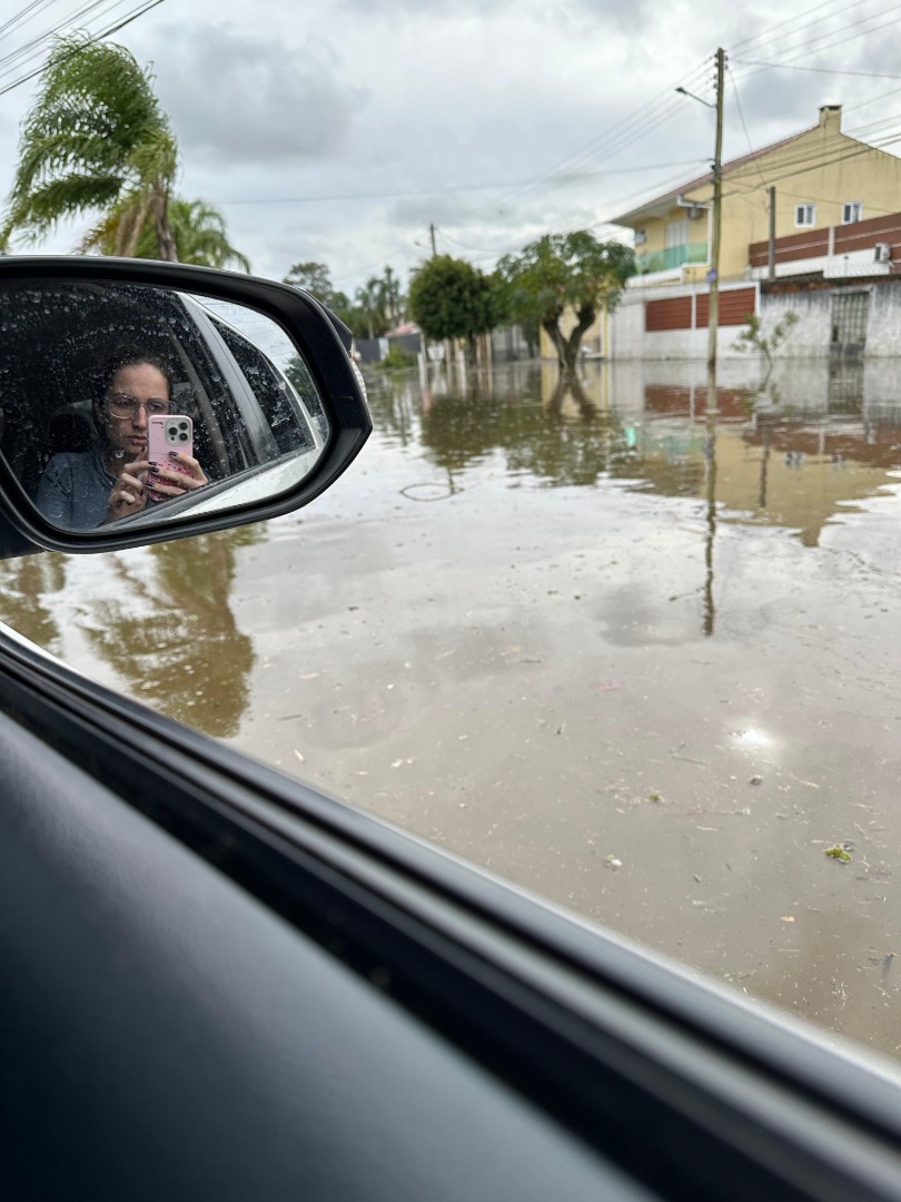 Mariana enfrentou a enchente em Pelotas e relatou que a resiliência e o apoio psicológico ajudaram na reconstrução 