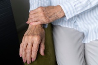 Osteoporose pode evoluir sem sintomas e aumentar o risco de fraturas