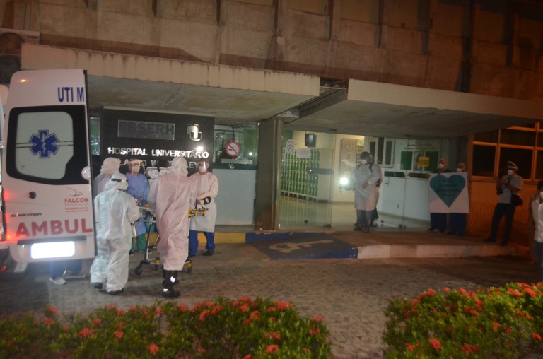 Chegada de pacientes ao HULW (152)_Easy-Resize.com.jpg