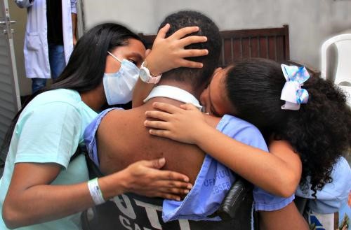 31072020 reencontro pai e filha hu-ufma.jpg