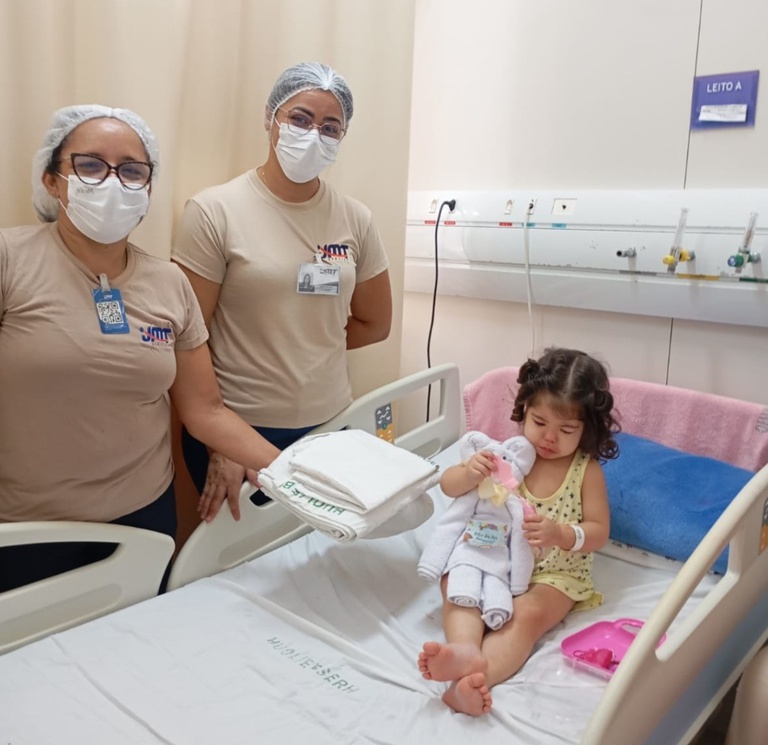 01 Equipe de Hotelaria do Huol entrega toalhas personalizadas para alegrar crianças internadas.jpg