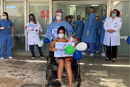 Rosilaine foi recebida pelos pais, com aplauso dos colaboradores, cartazes e música do grupo Serenata BSB