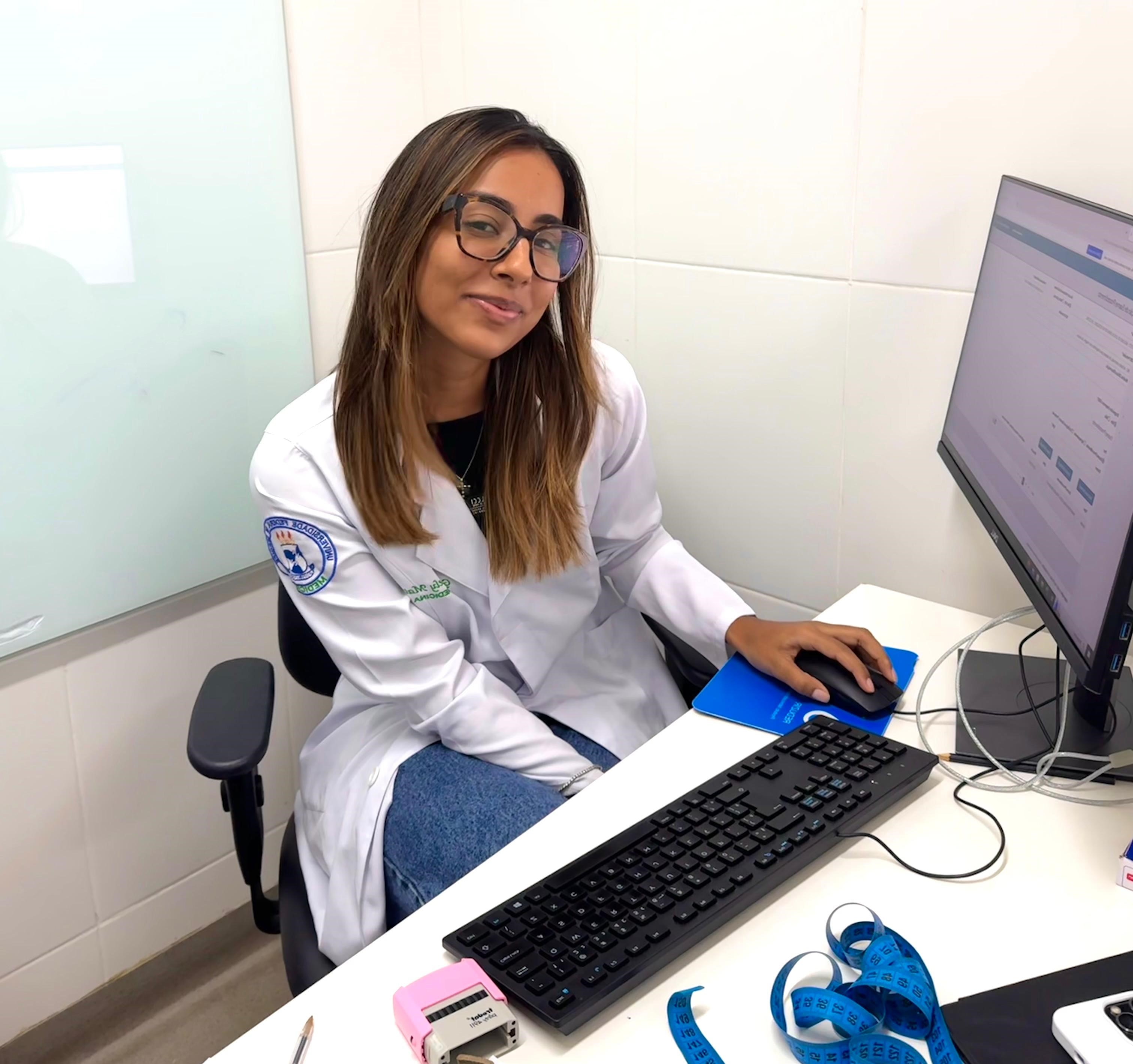 Gabriely fala como o trabalho no hospital universitário mudou a trajetória de sua vida e de sua família