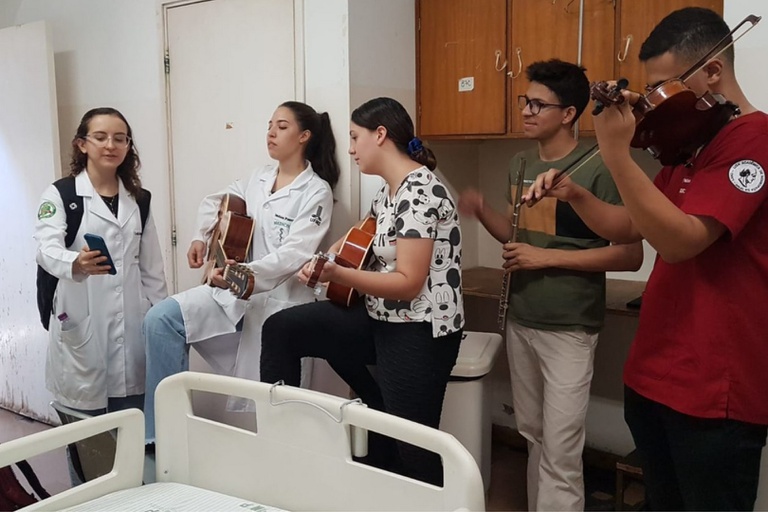 Projetos levam alegria e música a pacientes dos Hospitais Universitários da Ebserh 5.jpg