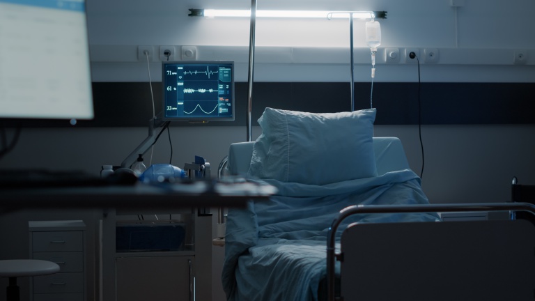 enfermaria-de-hospital-vazia-projetada-com-equipamentos-medicos.jpg