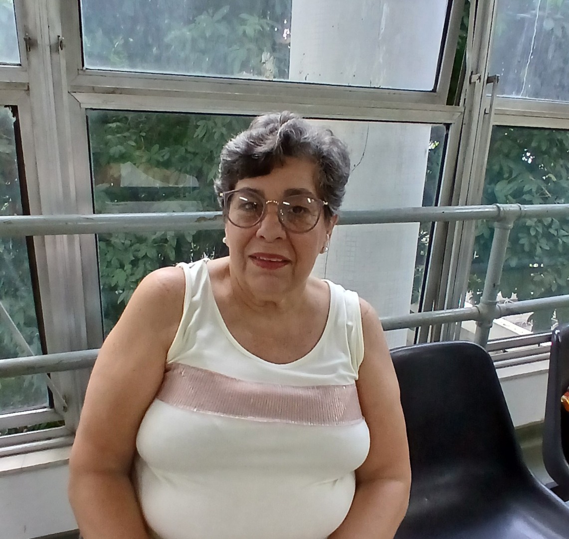 A aposentada Mabel da Silva Cardoso Aroeira, 66 anos, vive a dura rotina de cuidar de duas pessoas com Alzheimer