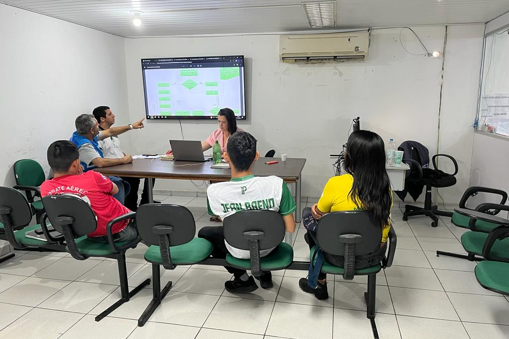 Enfermeiro do HUJM durante reunião dos fluxos regulatórios de remoção de pacientes indígenas do território Yanomami 