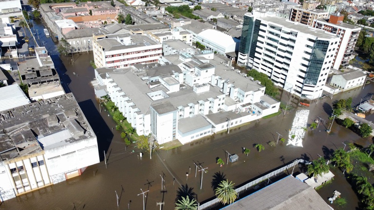 HU-Furg cercado por água da enchente