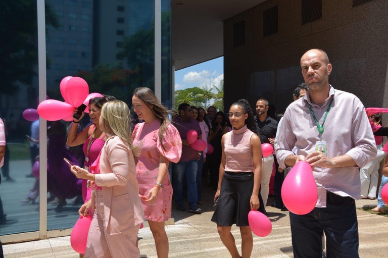 24102023 outubro rosa ebserh sede (9).jpg