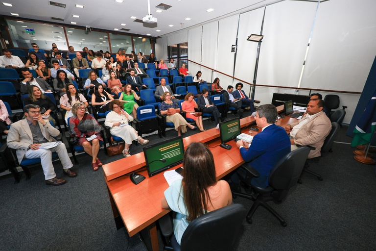 17122024 ebserh lançamento 2 vol revista jurídica (7).jpg