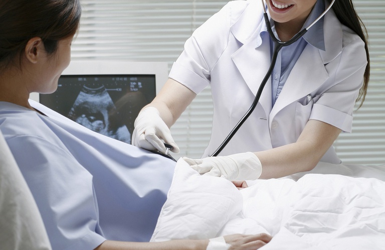 Procedimento é realizado através de cordocentese (punção do cordão umbilical) guiado por ultrassonografia para a transfusão de concentrado de hemácias ao feto