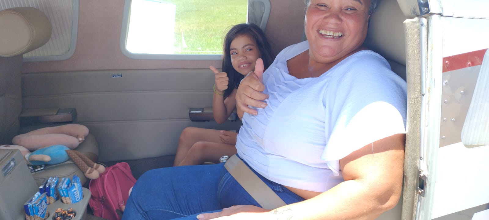 Mãe e filha embarcando para uma nova vida.