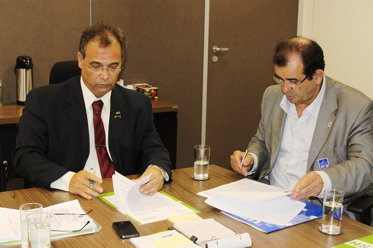 assinatura_contrato_ufs.JPG.jpg