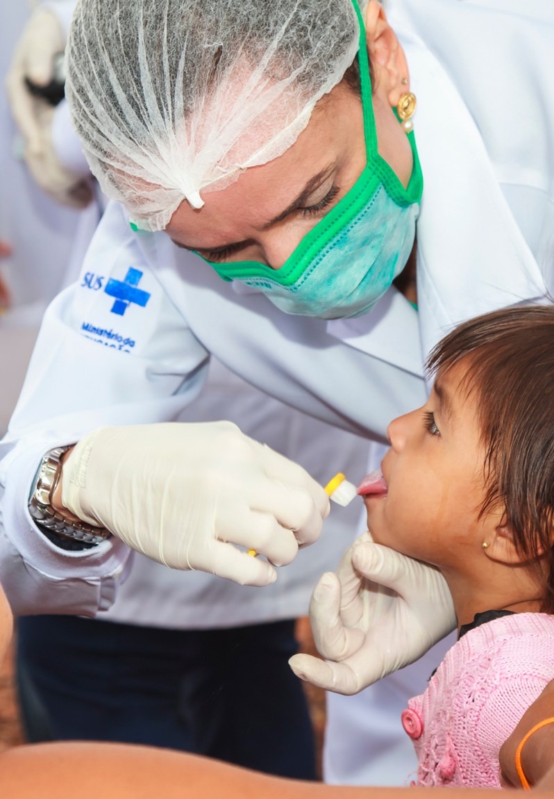 médica vacinando criança