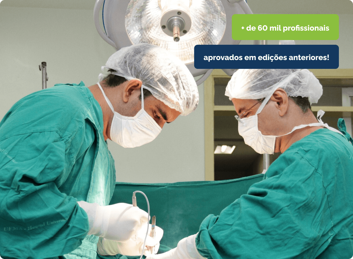 médicos durante cirurgia