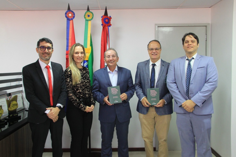 Ao Presidente do TRT 19ª Região, José Marcelo Vieira de Araujó, com a presença do seu Superintendente, Célio Rodrigues.jpeg