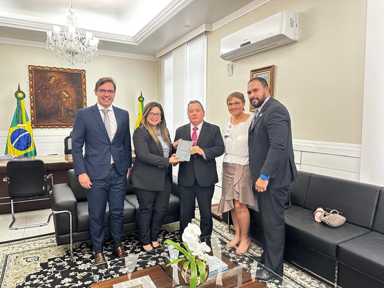 Ao Presidente do TRT da 7ª Região, Desembargador Durval Maia, com a presença da Superintendente do CH-UFC, Josenília Maria Alves Gomes.jpeg