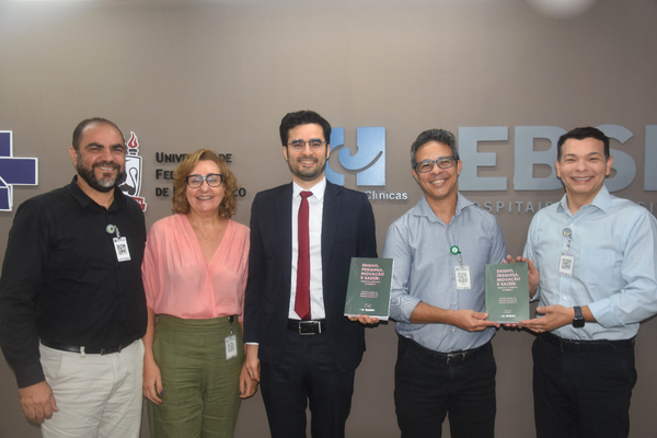 Ao Superintendente do HC-UFPE, Wagner Cordeiro, com a presença dos demais membros do Colegiado Executivo.png