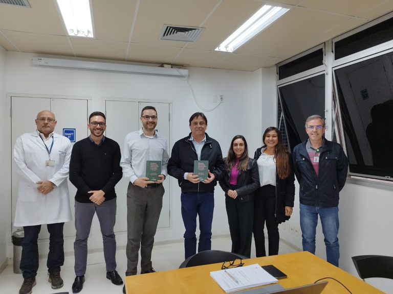 Ao Superintendente do HU-UFJF, Dimas Augusto Carvalho de Araújo, com a presença dos demais membros do Colegiado Executivo.jpeg