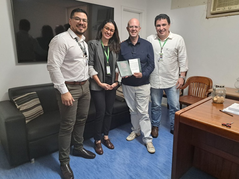 Ao Superintendente do HUGG-Unirio, João Marcelo Ramalho Alves, na presença do Gerente Administrativo Vinicius Martins.jfif