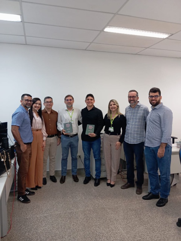Ao Superintendente do HUL-UFS, Manoel Cerqueira Neto, com a presença dos demais membros do Colegiado Executivo.jpeg